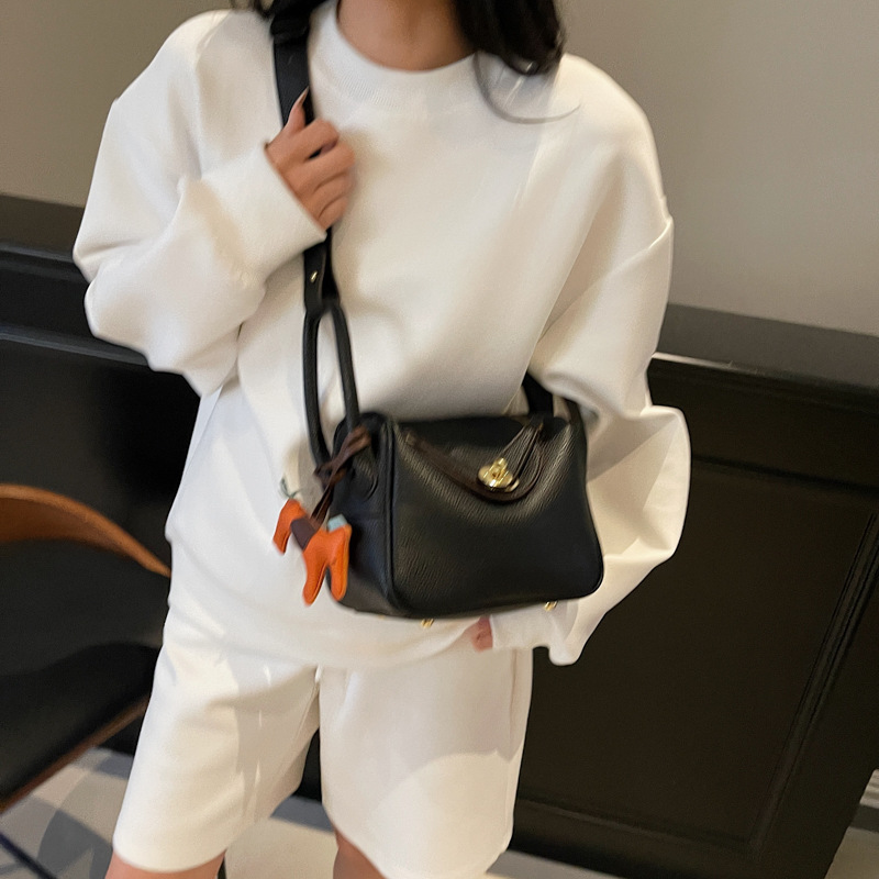 Cross-border niche handbag for women, 2025 new retro and fashionable single-shoulder underarm bag, high-end crossbody pillow bag details Picture