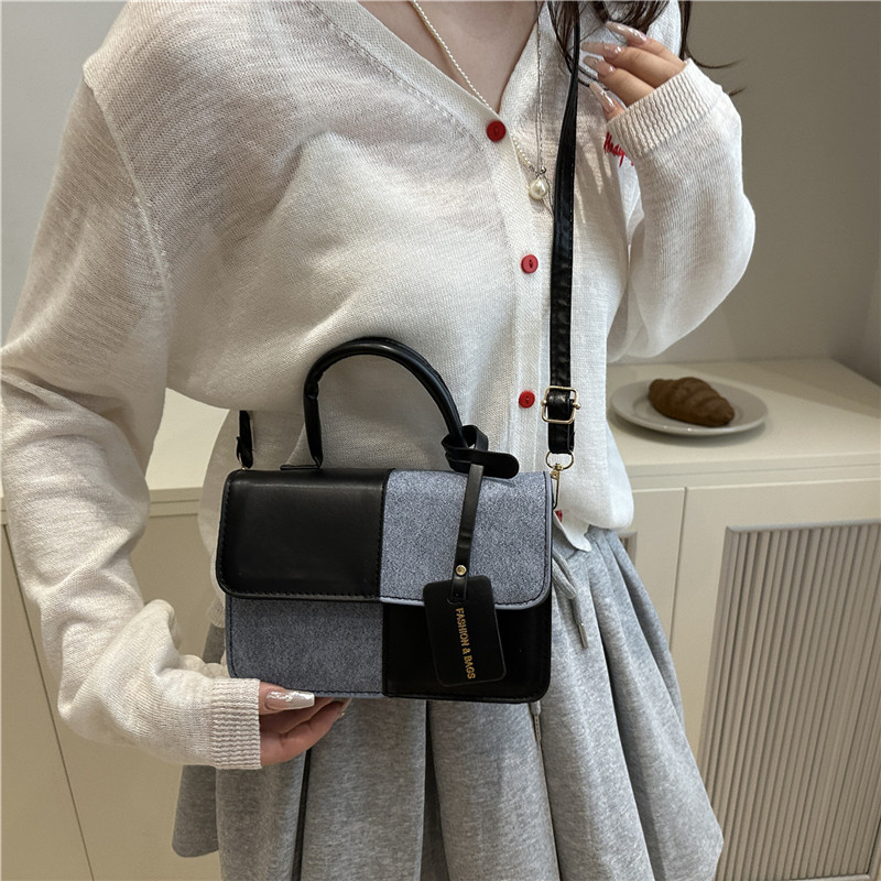 This year, color-blocking small bags are in vogue. The 2025 new summer fashion and quality crossbody bag for women is a small square handbag Specification drawing
