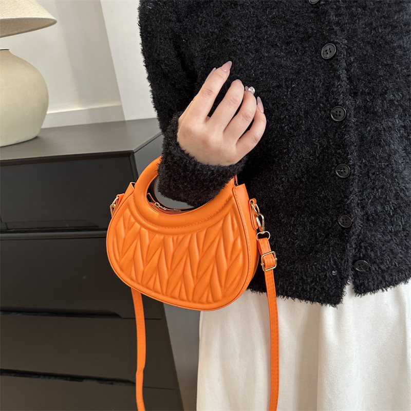 The new 2024 cross-border pleated bag for women features a stylish and high-quality crescent-shaped bag, paired with a niche hand-held shoulder bag Specification drawing