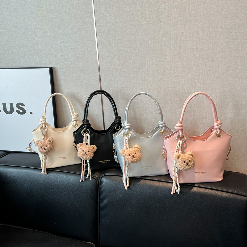 Fashionable and stylish hand-held bucket bag for women 2025 new spring and summer, versatile and fashionable commuter crossbody bag Application Scenario