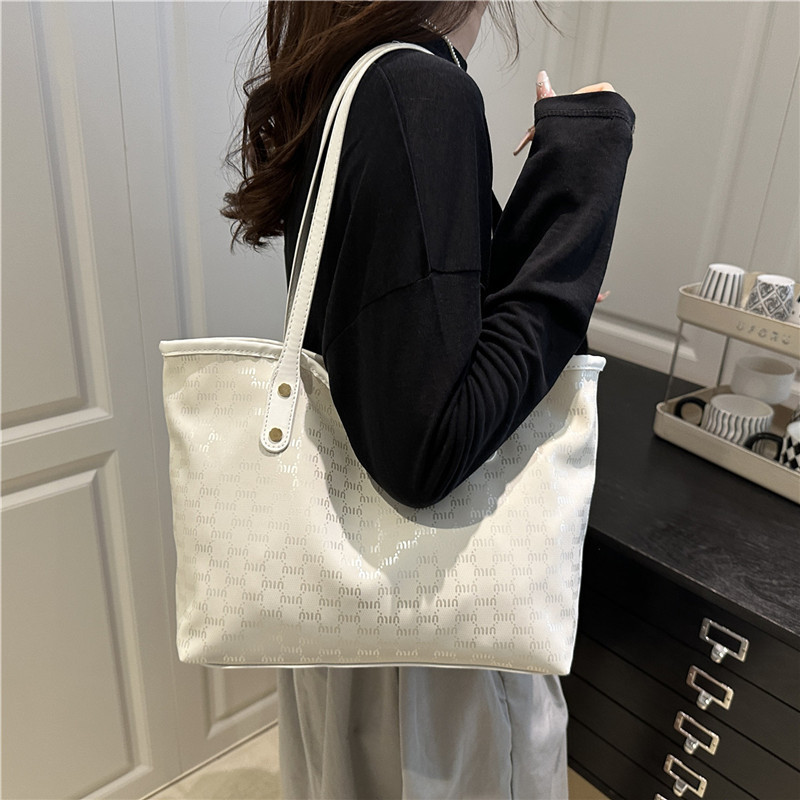 The textured Tote bag is a new model for women in 2025. It is a versatile and fashionable hand-held commuter bag for going out. It has a large capacity single-shoulder bag details Picture