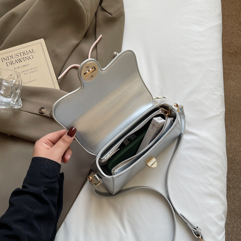 Cross-border high-end fashion hand-held small square bag for women 2025 new retro casual niche design single-shoulder crossbody bag Application Scenario
