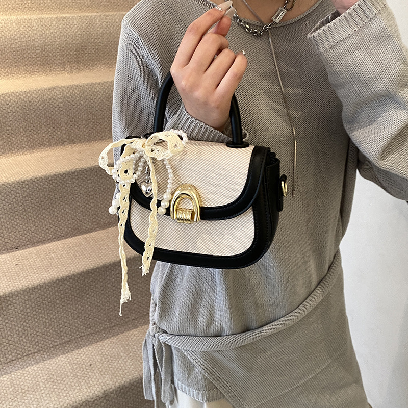 This is a new, stylish and versatile single-shoulder crossbody saddle bag for women in 2025, featuring a light luxury and niche woven handbag Specification drawing