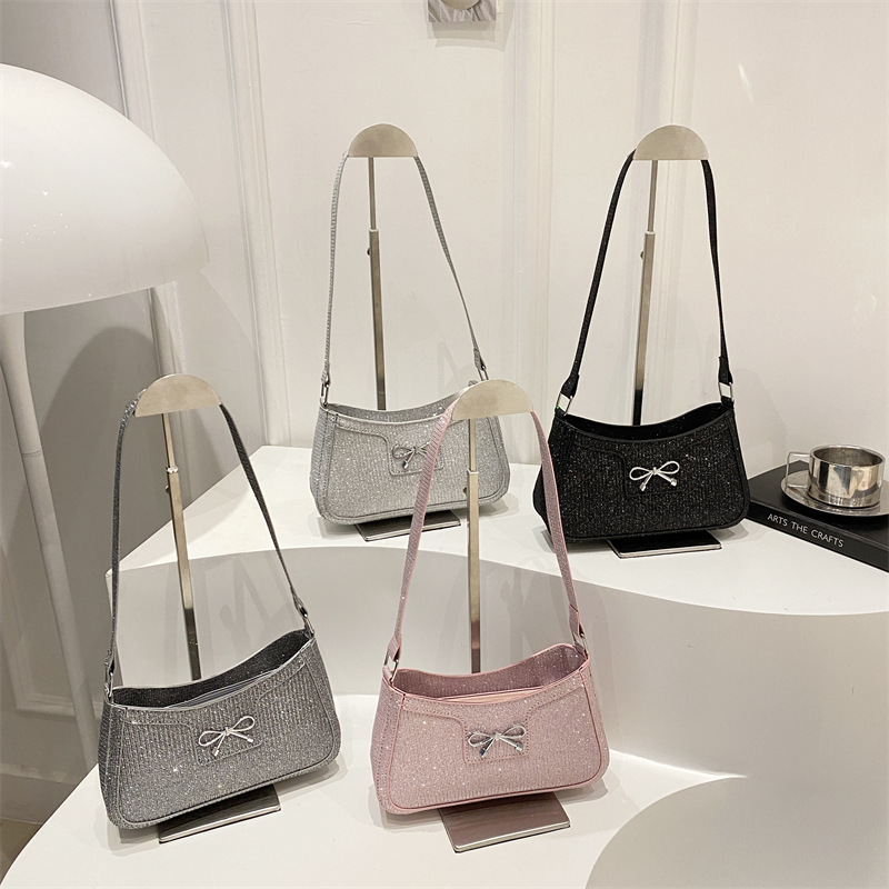 2025 Sweet Girl, simple spring crocodile pattern new simple, fashionable and stylish bow underarm single-shoulder bag Application Scenario