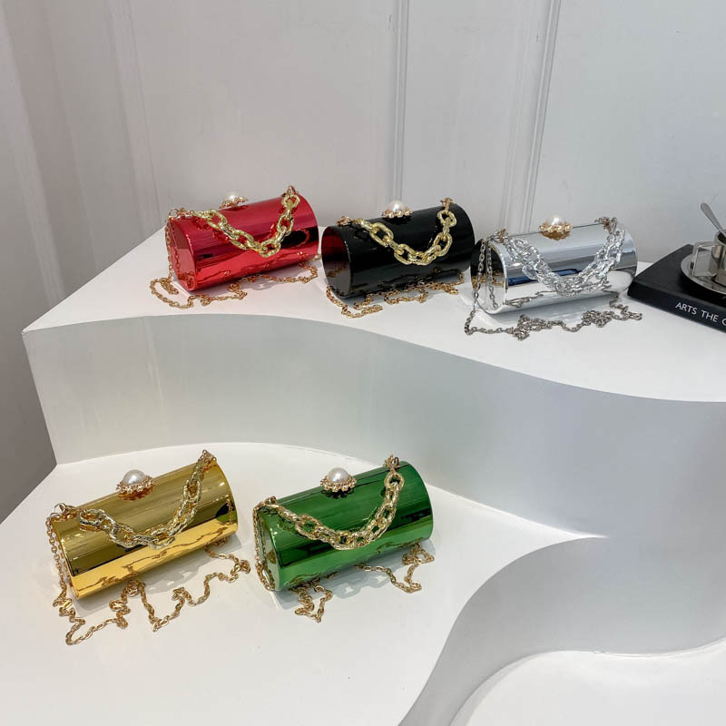 This is a new 2024 stylish and high-quality single-shoulder crossbody bag with a cylindrical cross-border quality chain for women Application Scenario