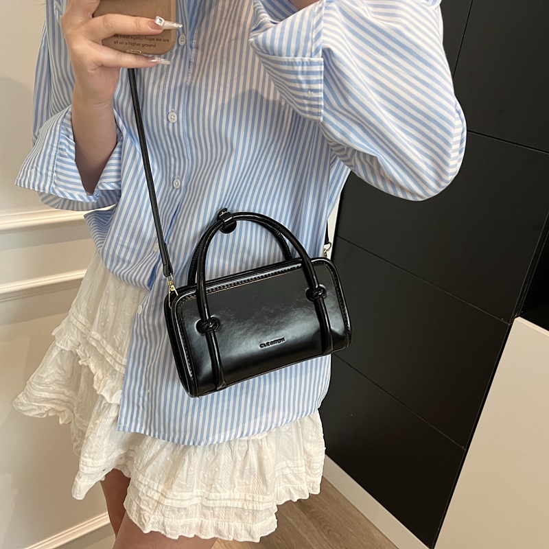 High-end vintage small bag for women, 2025 new style casual and versatile crossbody bag, simple and fashionable hand-held small square bag Application Scenario