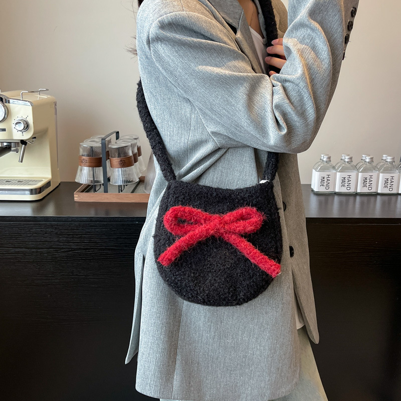 Simple plush bow single-shoulder crossbody bag 2025 new style ins versatile, casual and trendy single-shoulder bag Application Scenario