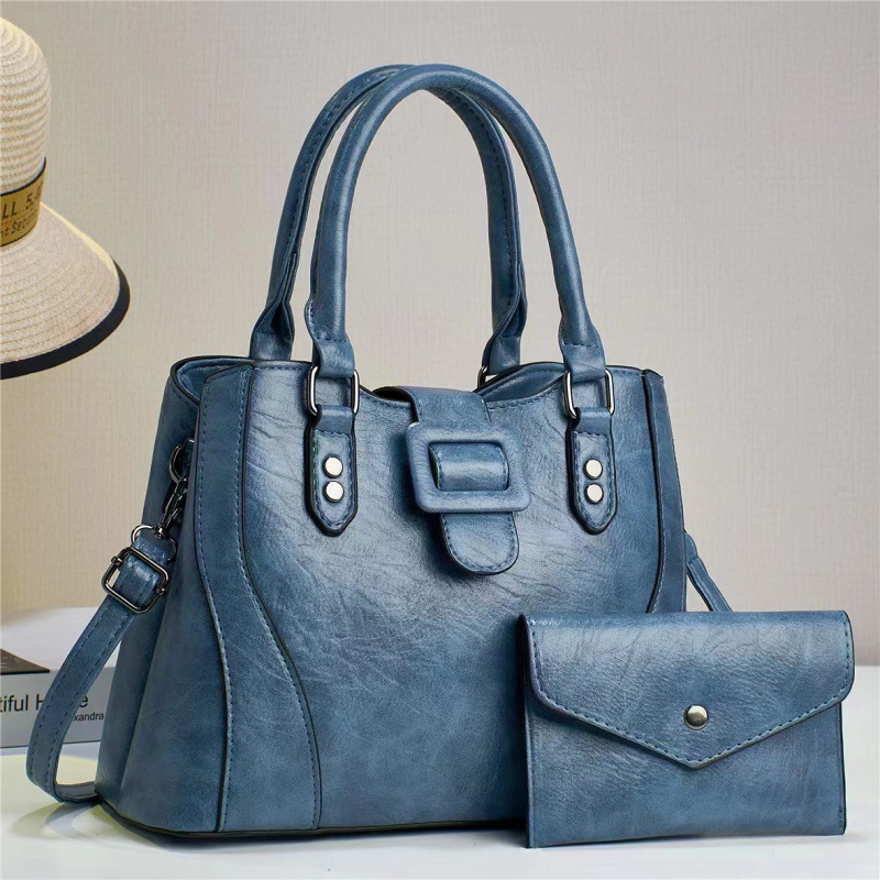 Wholesale of the manufacturer's 2023 new style fashionable commuting retro leather large-capacity two-piece single-shoulder crossbody handbag Application Scenario