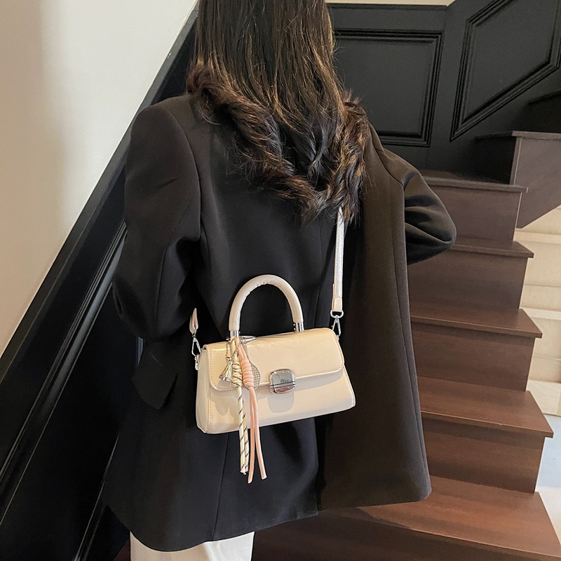 A new spring spring simple crossbody bag with a high-end feel for the Korean version of the hand-held fashion and casual single-shoulder bag in 2025 Specification drawing