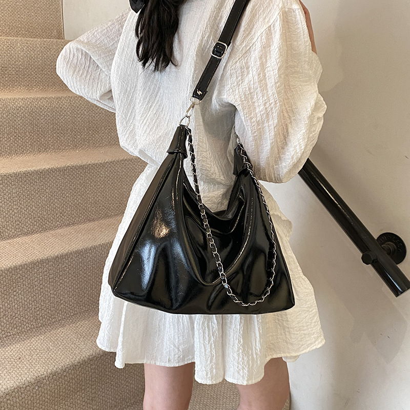 European and American retro large-capacity commuter tote bag for women, new single-shoulder crossbody bag, niche design underarm bag for women Specification drawing