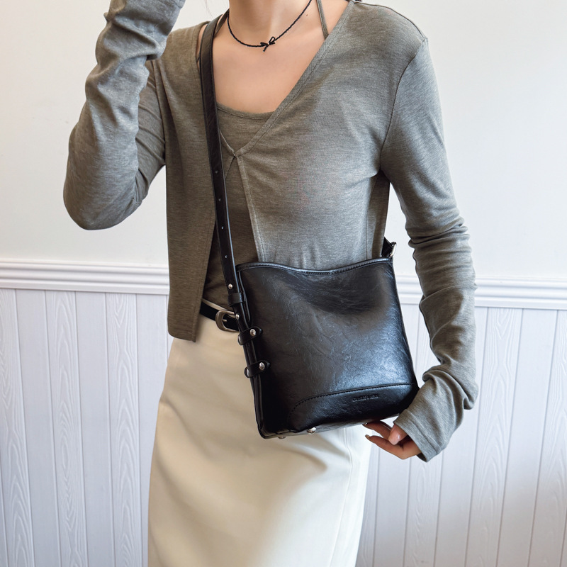 Retro large-capacity bag, versatile for women, 2024 new stylish and simple single-shoulder crossbody bag, casual ladies' bucket bag Specification drawing