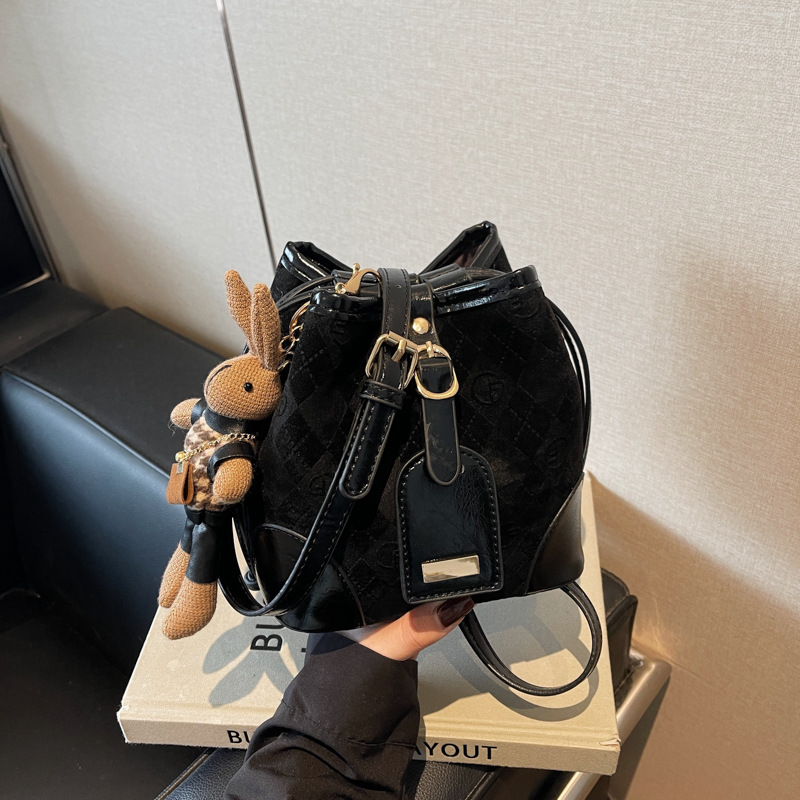 This year's popular women's bags are the new 2024 trendy, retro and versatile single-shoulder bags with niche designs and crossbody bucket bags Specification drawing
