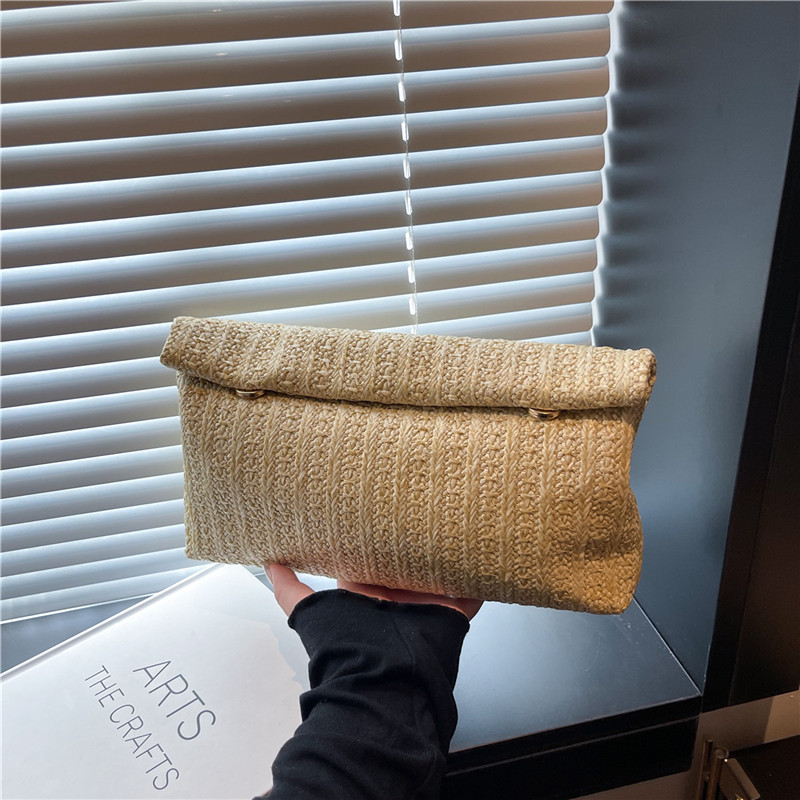 2025 Large capacity, stylish new style, elegant and fashionable design, solid color, straw-woven texture, hand-held envelope women's bag full figure