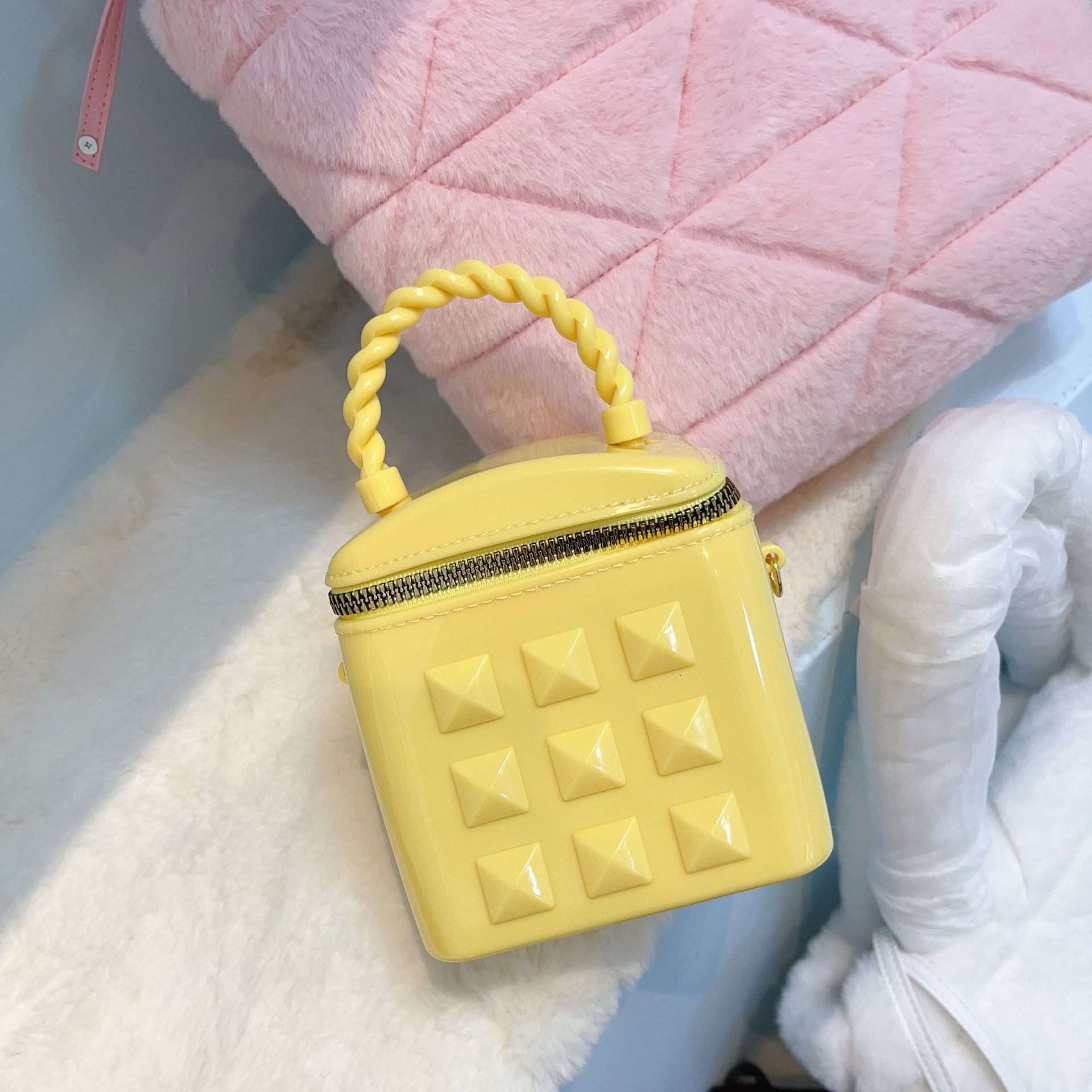 2025 Summer New Fashion mini rivet bucket bag, jelly bag, single-shoulder crossbody chain hand-held women's bag Item Picture