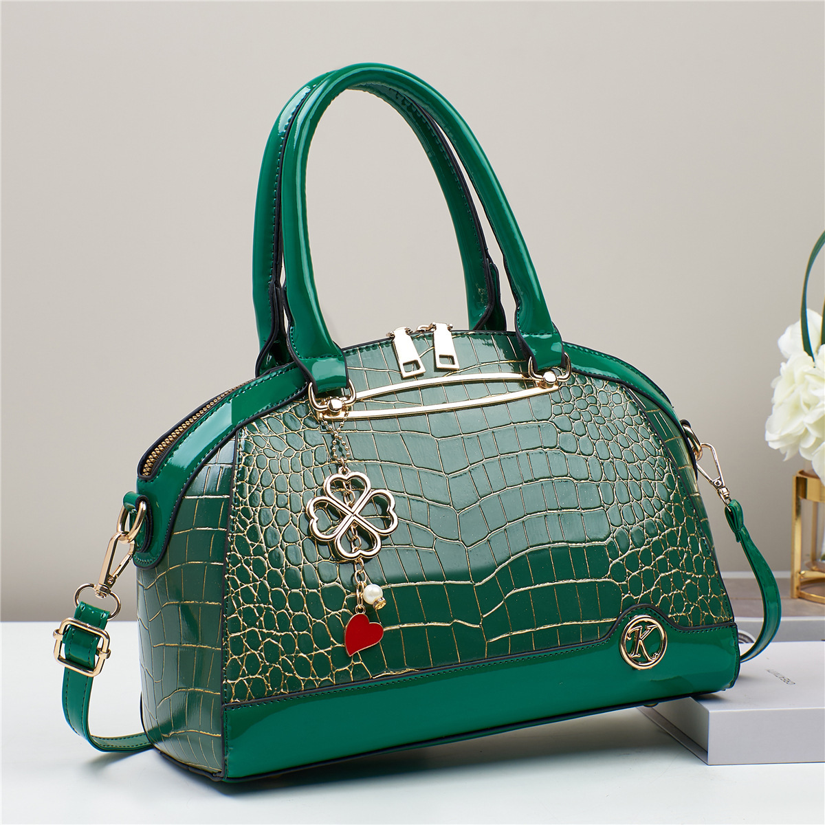 This year, the popular women's single-shoulder crossbody bag in foreign trade in 2024 is a fashionable and versatile crocodile print handbag Specification drawing