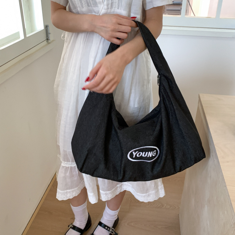 2025 Summer New trendy large-capacity handbag, fashionable and versatile denim shoulder bag, women's casual dumpling bag Application Scenario