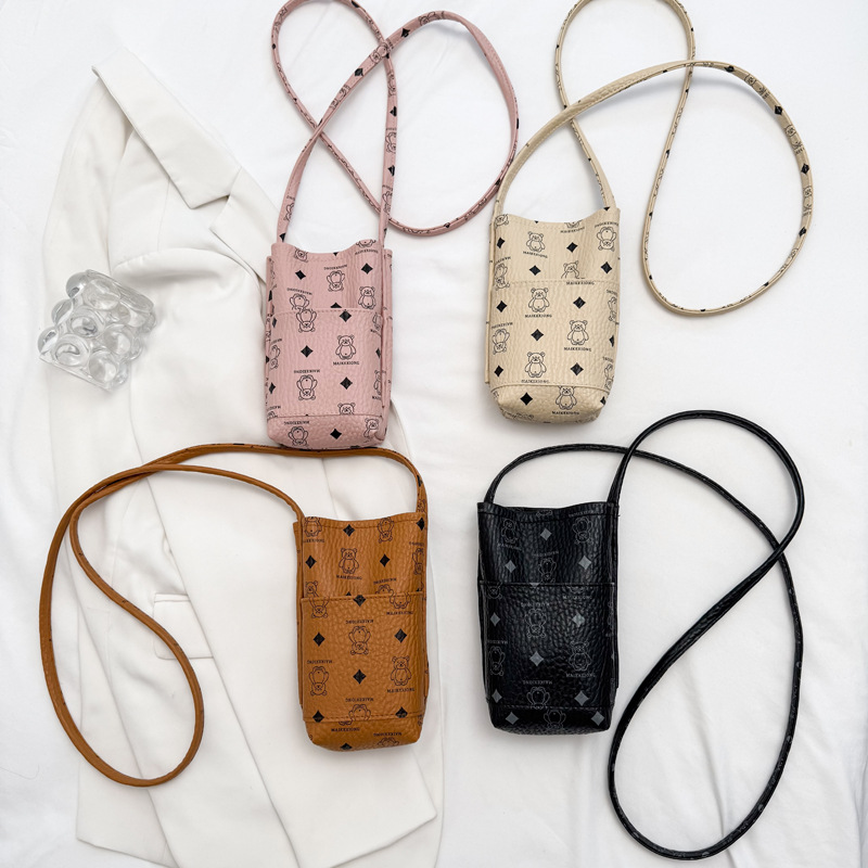 2025 New women's wallet, bear print portable travel fashion mobile phone bag, coin purse Application Scenario
