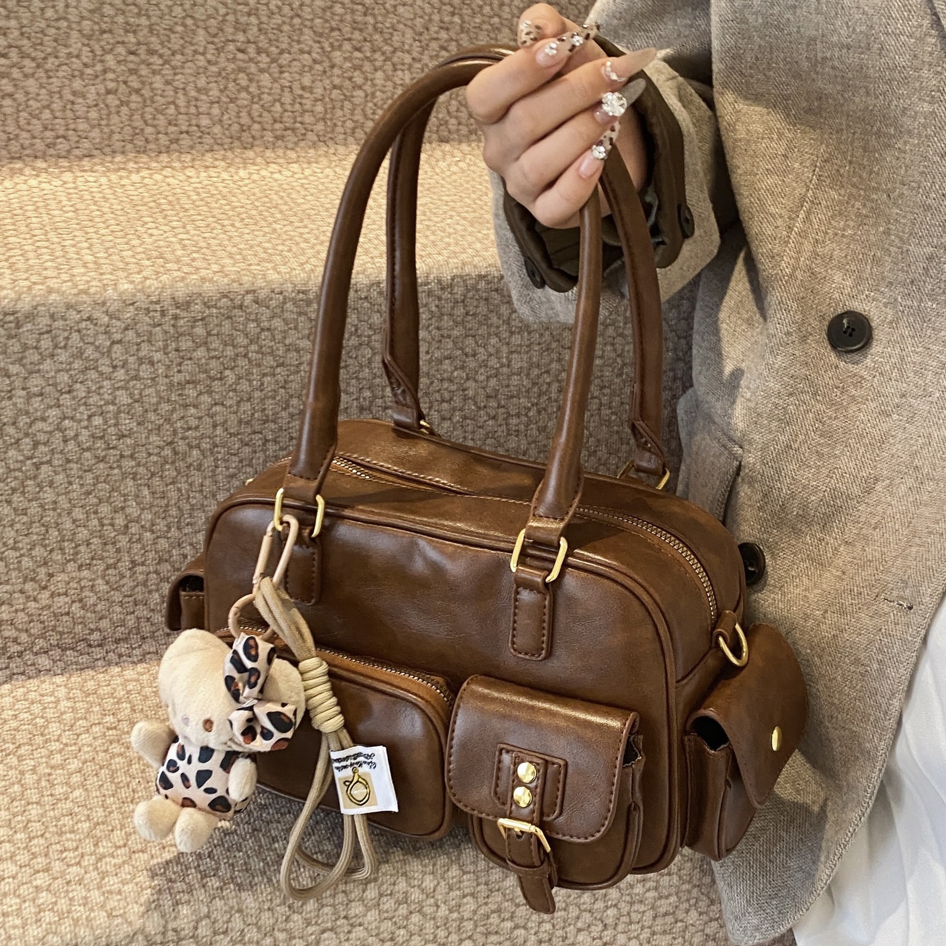 Retro commuting bag for women, large-capacity 2024 new style, fashionable, casual and niche crossbody bag, hand-held work pillow bag full figure