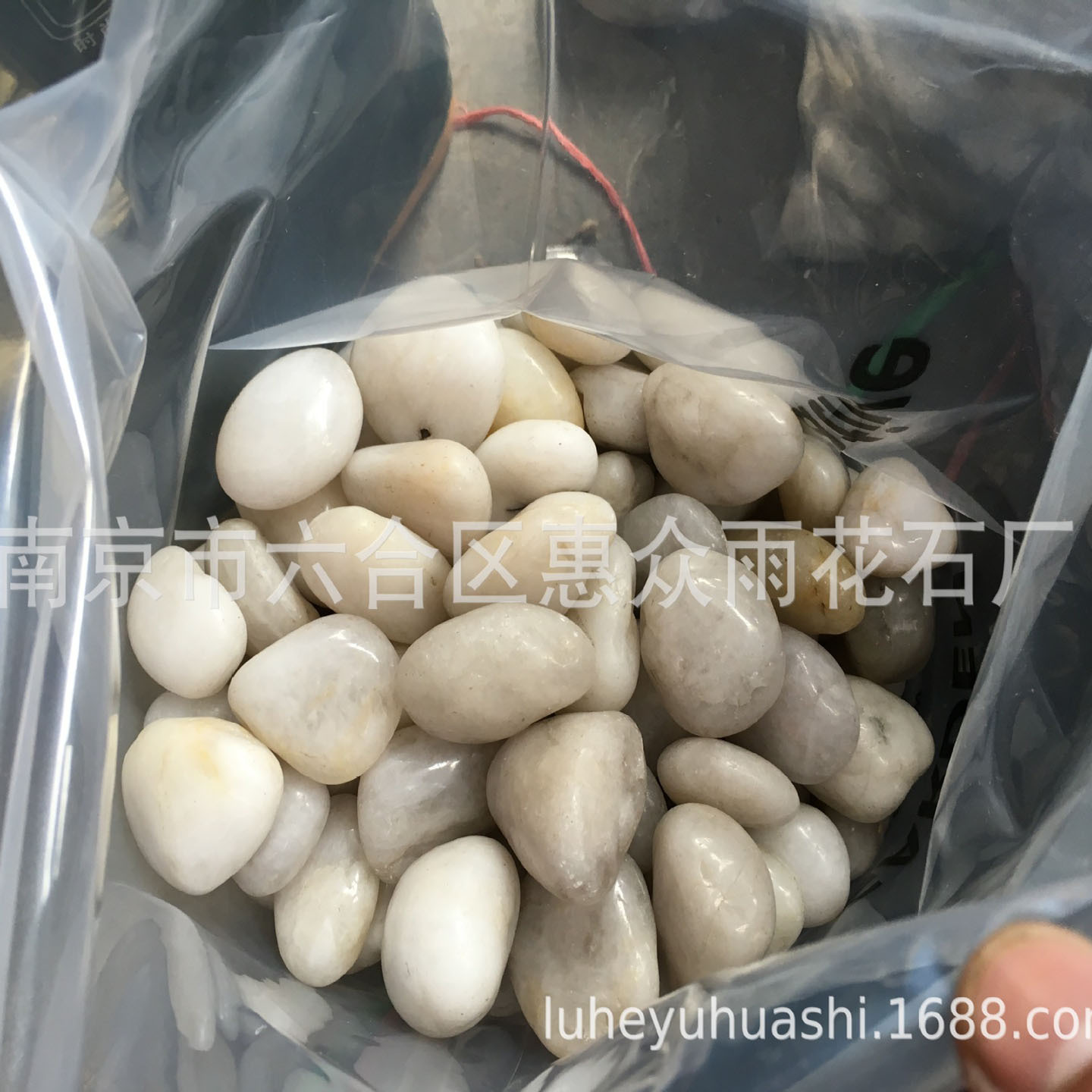 White polished pebble manufacturers wholesale high-polished rain flower stones for home decoration, courtyard paving, water pool and fish tank stones details Picture