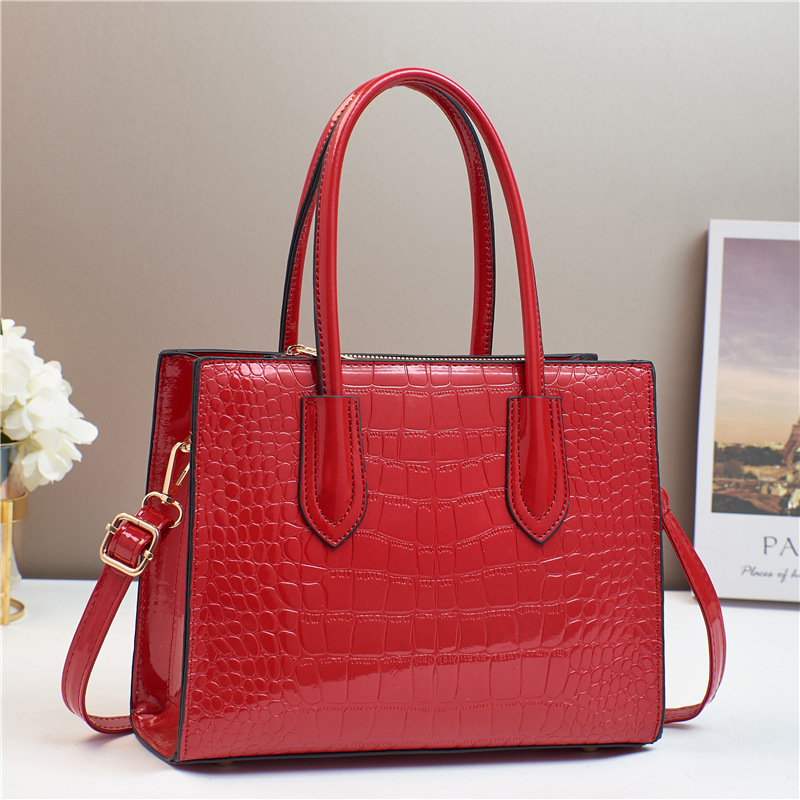 A new large-capacity single-shoulder handbag from an export-oriented manufacturer as a gift for women. It's a trendy and fashionable single-shoulder bag for 2024, available for crossbody wear Application Scenario