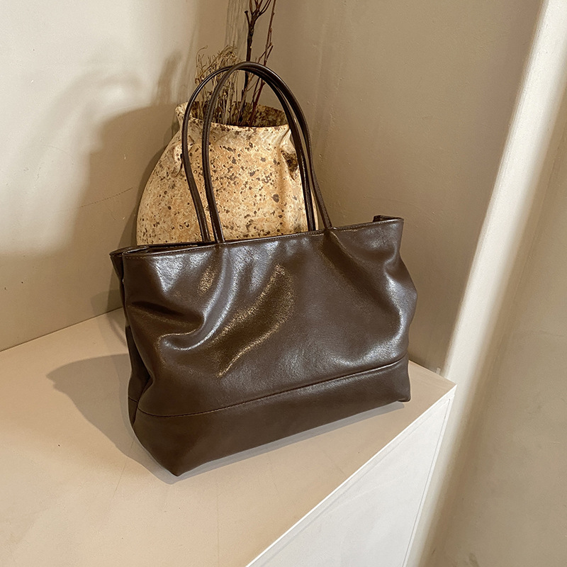 This year's popular tote bag for commuting is a retro large-capacity women's 2024 new casual, versatile and simple single-shoulder bag Specification drawing