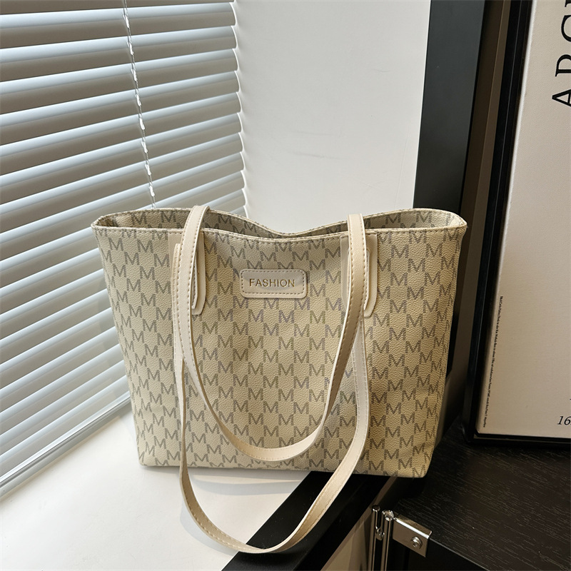 Large-capacity commuter tote bag, fashionable printed large bag for women, new 2025 cross-border class commuting single-shoulder bag full figure