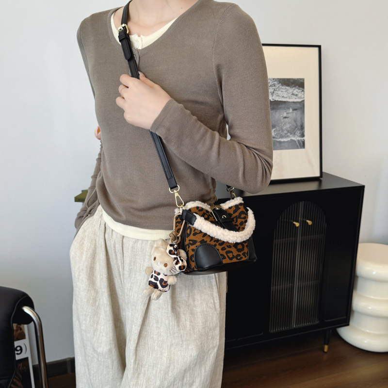 Mini, niche, retro leopard print bag for women 2024 new style, trendy and fashionable handbag, Korean-style crossbody bucket bag Application Scenario