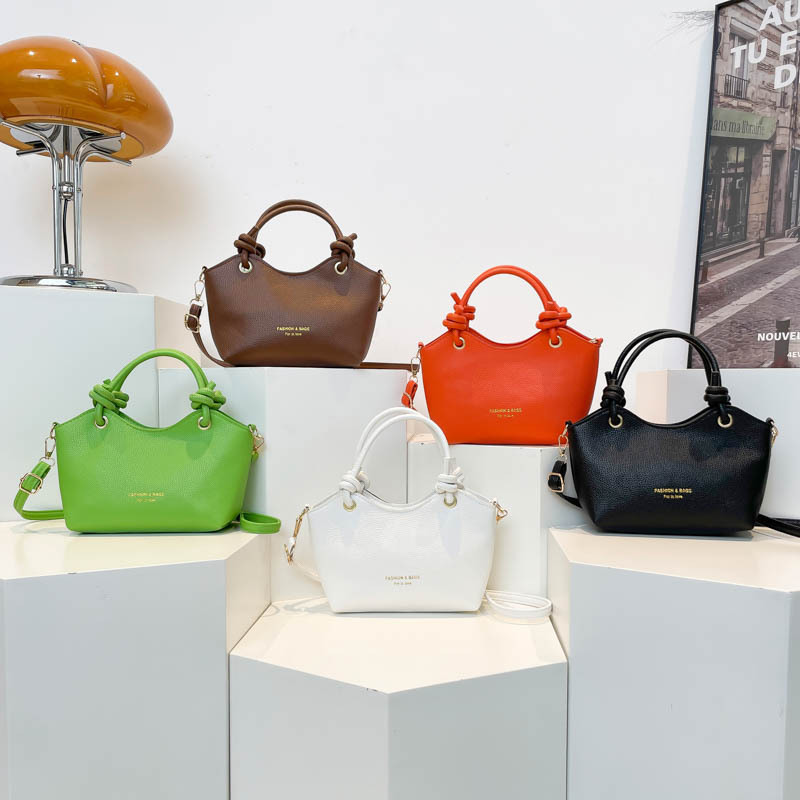 This year, the "Small Bag Women 2025" new style of fashionable single-shoulder crossbody bag is in vogue. It's a versatile commuting crossbody bucket bag Application Scenario