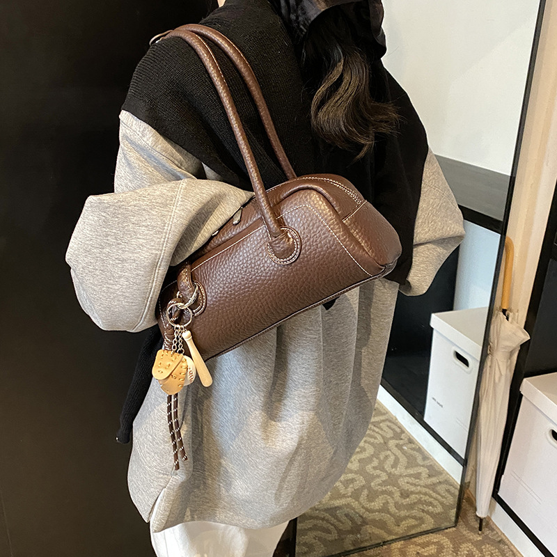A new 2024 minimalist and casual hand-held underarm bag for women, a trendy and high-end, niche commuter single-shoulder bag Application Scenario