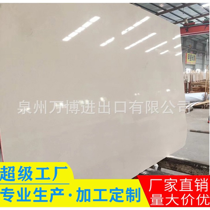 The exterior walls of the villa are dry-hung with natural marble in white sand and beige. The window sills and countertop panels are made of white sand and beige marble slabs full figure