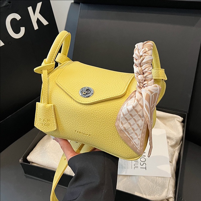 A high-end, niche design hand-held underarm bag for women 2025, a new style that is simple, fashionable and versatile, single-shoulder crossbody bag full figure