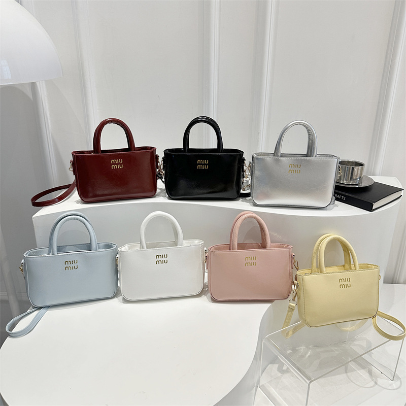 A fashionable and versatile hand-held crossbody bag for women's commuting to work, PU Women 2025 cross-border single-shoulder bag Application Scenario