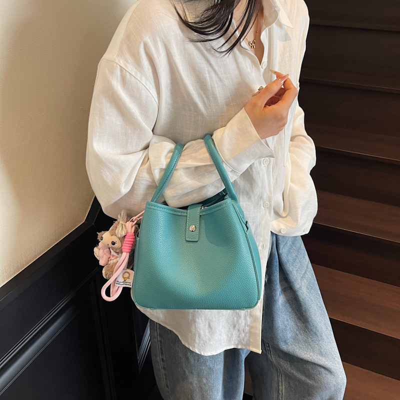 2025 New high-end bucket bag, versatile small square bag, vegetable basket, women's bag, stylish single-shoulder bag, solid color crossbody bag details Picture
