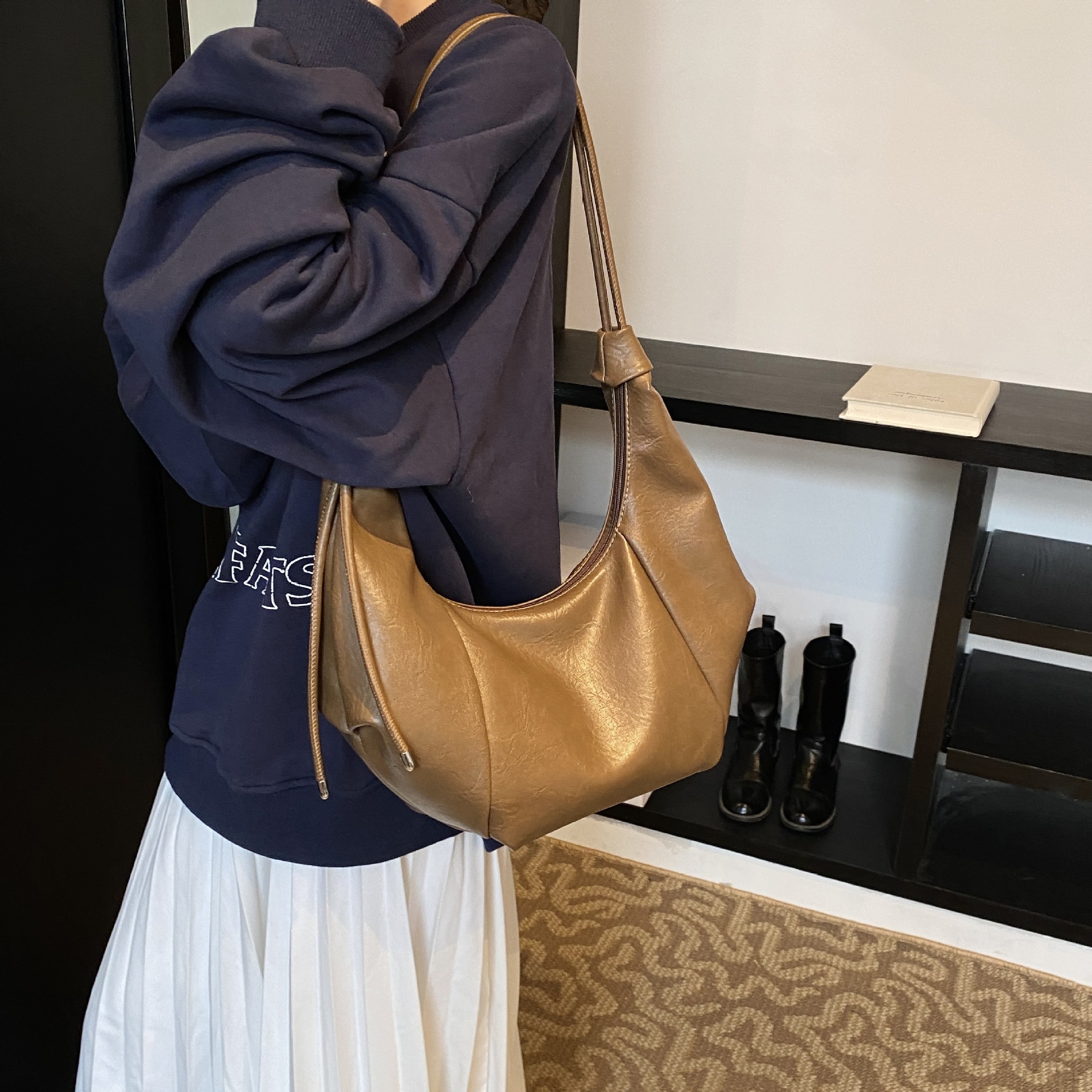 High-end women's large-capacity 2024 new trendy autumn and winter design crossbody bag, commuting dumpling bag Specification drawing