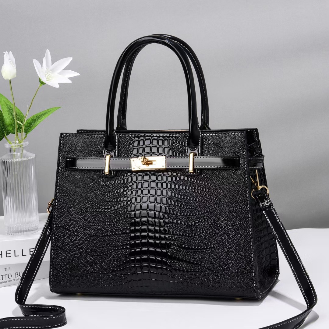 A new 2024 niche design women's bag with a high-end feel and large capacity, a light luxury trendy brand crossbody handbag Application Scenario