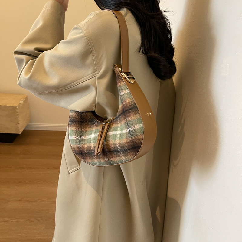 Retro and fashionable hand-held dumpling bag for women 2024 new simple and casual single-shoulder bag, a niche high-end quality crossbody bag Application Scenario