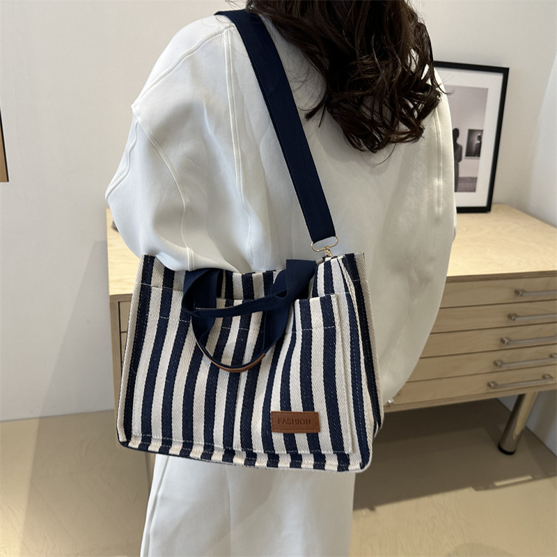 2024 New autumn simple and fashionable crossbody bag, casual handbag, simple and fashionable large-capacity commuter bag Specification drawing