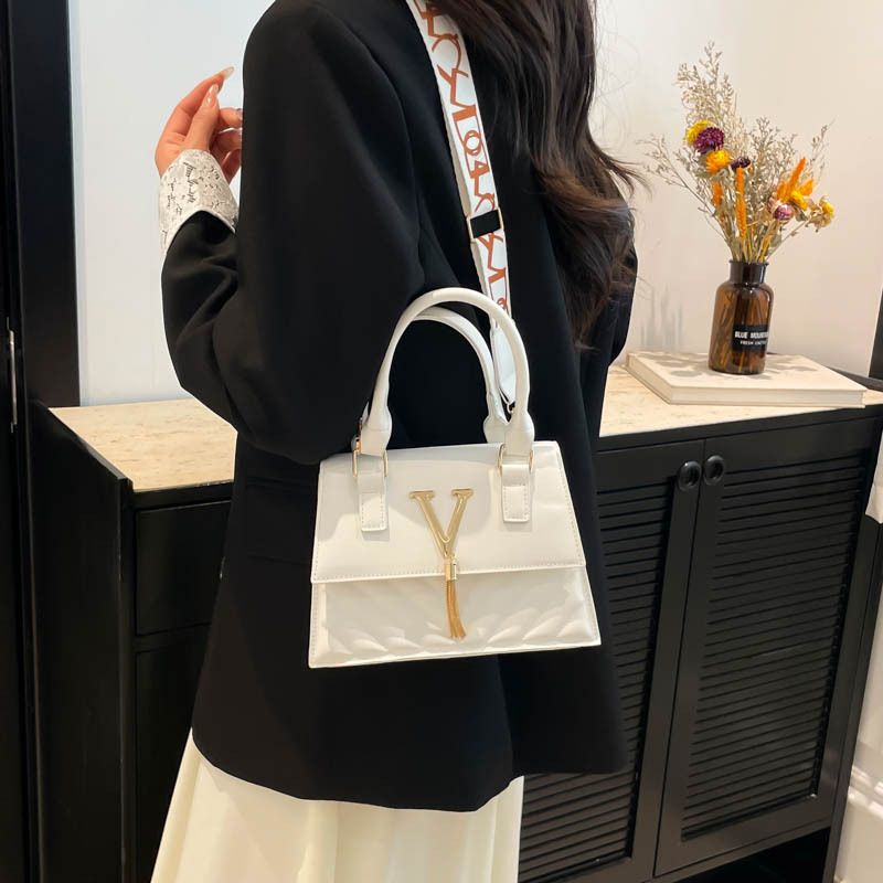 This year, the popular embroidered thread diamond-shaped bag for women in 2025 is a new single-shoulder bag with a stylish texture and a chain crossbody small square bag Specification drawing