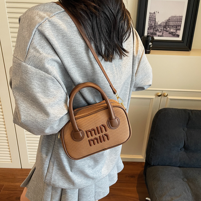 The 2025 summer new high-end retro hand-held Boston bag is a versatile and fashionable single-shoulder crossbody bag with contrasting colors for women details Picture