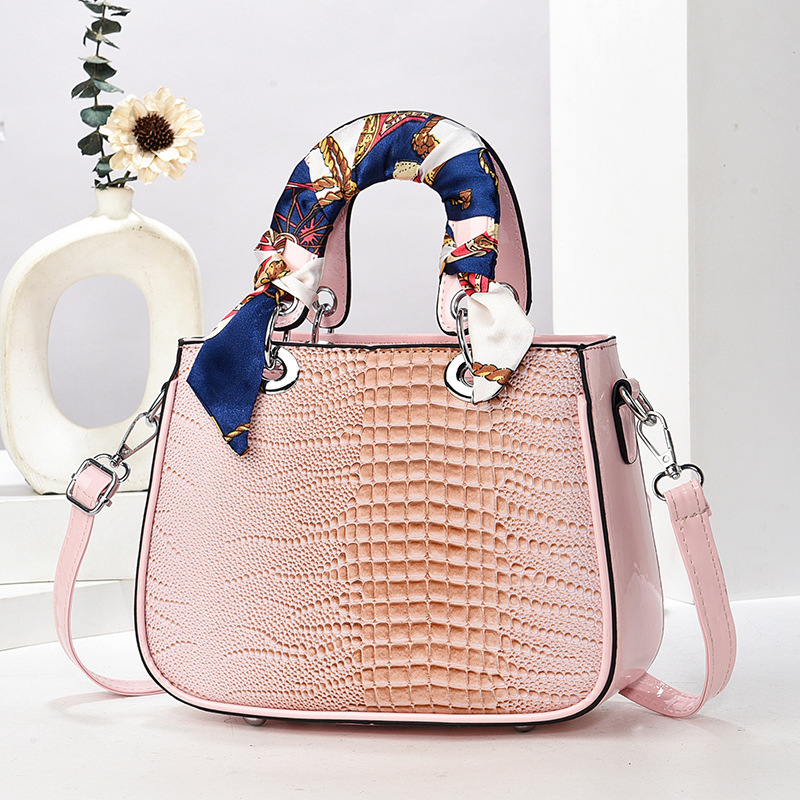 Spring's best-selling new crossbody bag for women 2025, a versatile and fashionable single-shoulder bag for foreign trade Application Scenario