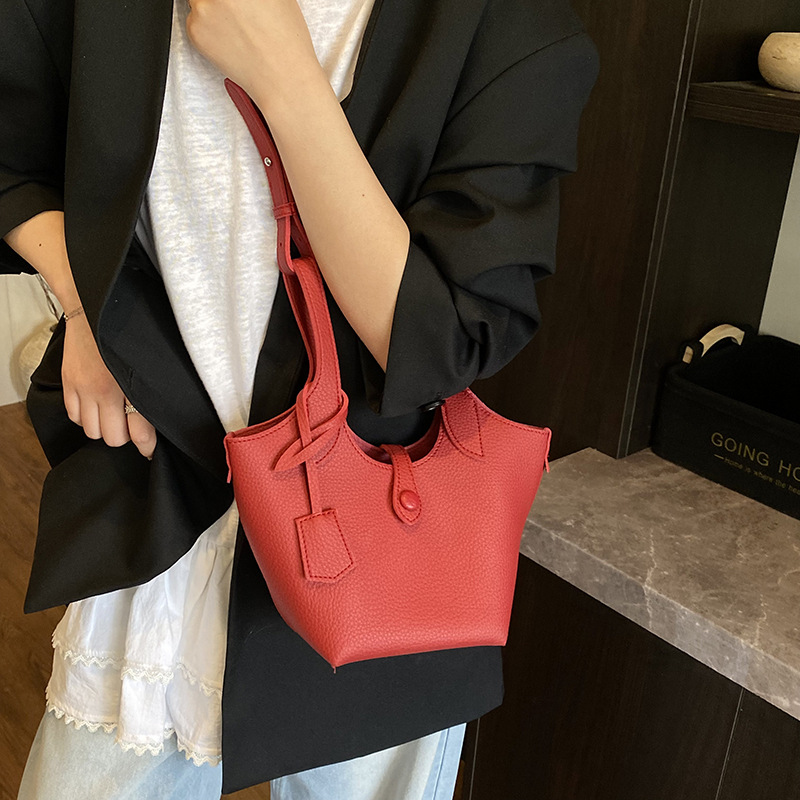 A trendy large-capacity hand-held bucket bag for women 2025, a new casual Korean-style fashionable single-shoulder crossbody bag for work and commuting Specification drawing