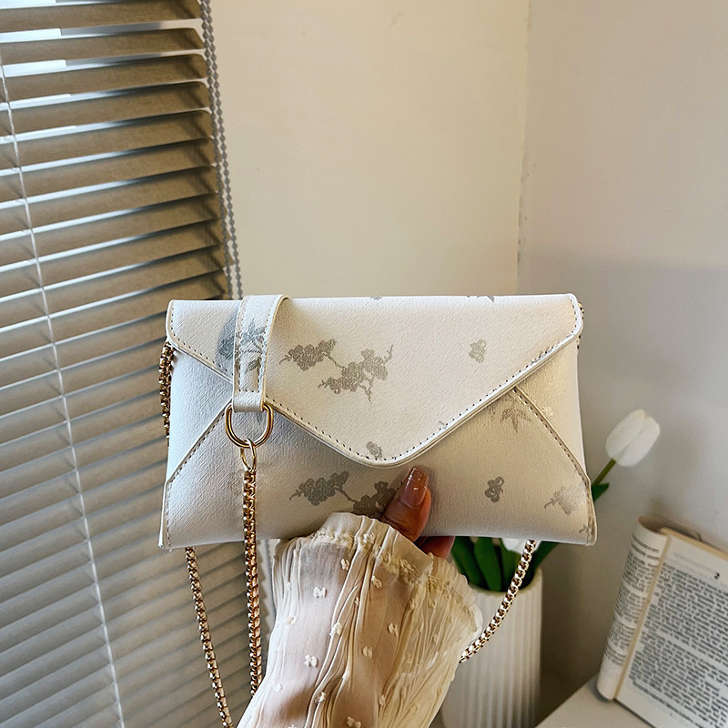 A trendy and fashionable new envelope women's bag for summer 2024, a unique and stylish single-shoulder bag, simple and stylish chain crossbody bag full figure