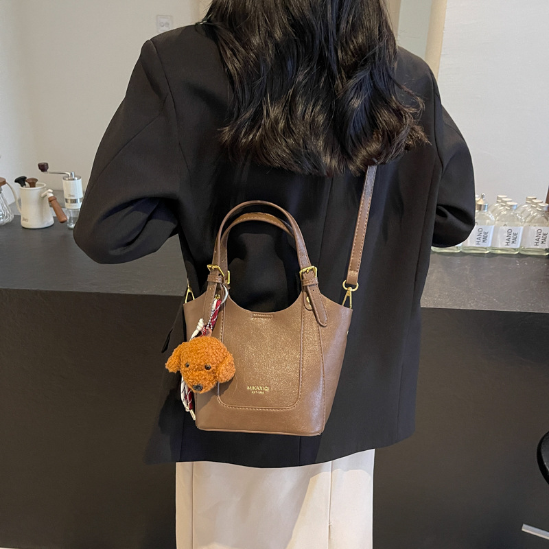 Fashionable crossbody bag for women, stylish single-shoulder bag, new 2024 trendy ins small bag, casual and elegant bucket bag Application Scenario