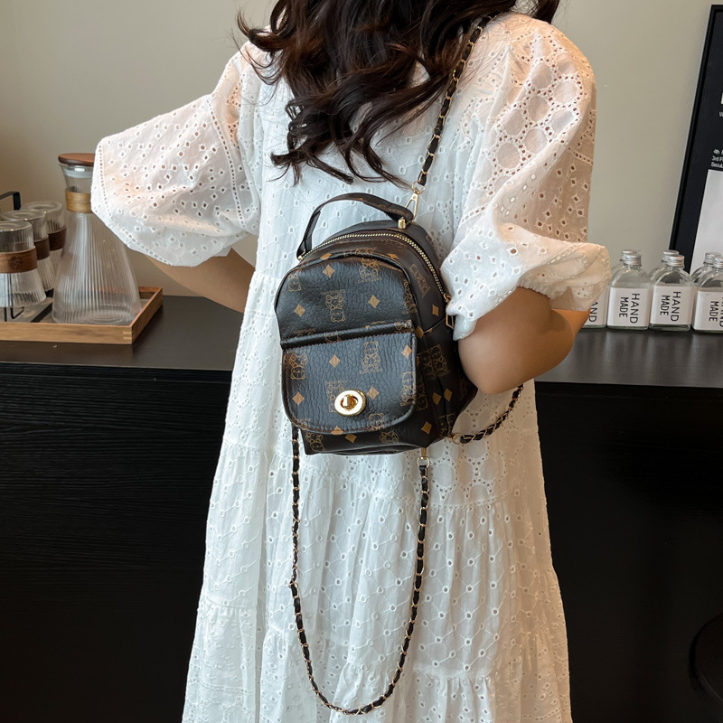 New fashionable and retro bear print backpack for cross-border women's travel, large-capacity student commuting crossbody bag details Picture