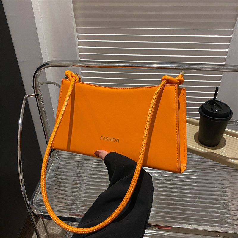 Personalized French candy-colored underarm women's bag 2023 new style, fashionable and simple single-shoulder bag, stylish hand-held baguette bag Specification drawing