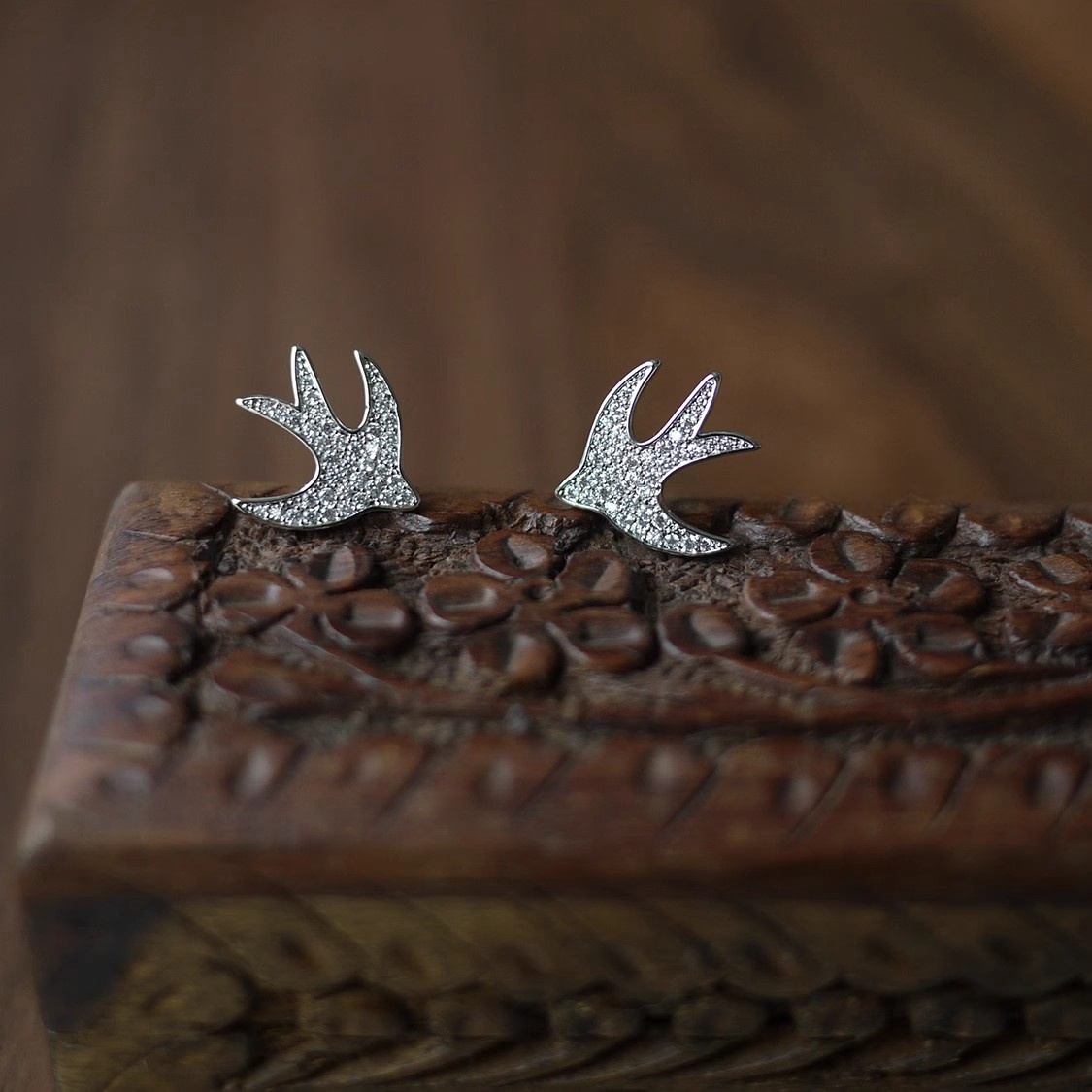 Xuhui exquisite and light luxury copper plated with real gold and zircon 925 silver needle swallow fashionable and elegant stud earrings details Picture