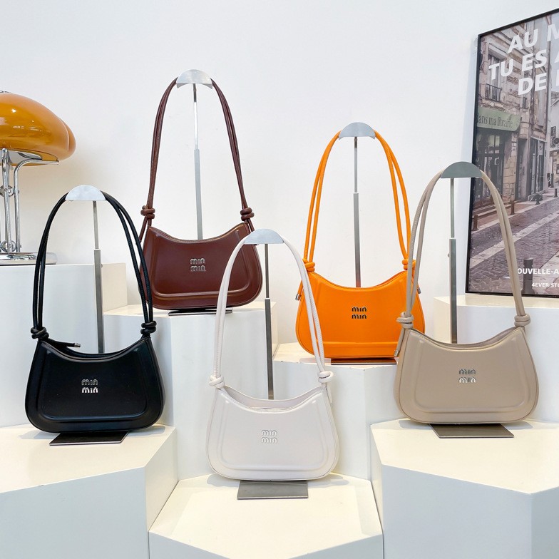 The new 2025 trendy and stylish hand-held crescent moon bag for women is a simple and retro underarm bag for commuting Application Scenario
