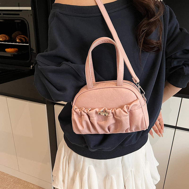 Korean style fashionable and individual pleated handbag for women 2025 new niche design single-shoulder bag, cool solid color crossbody bag details Picture