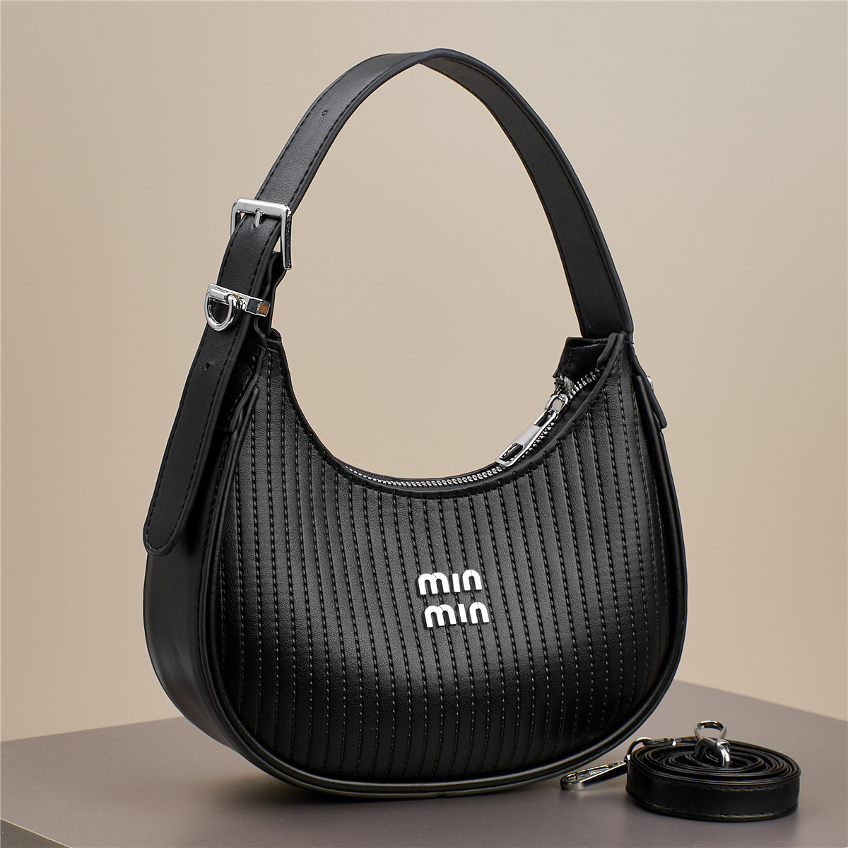 The new autumn 2025 trendy underarm bag is a versatile and high-end dumpling bag for women, available for wholesale export. It is a niche product with a high level of appearance details Picture