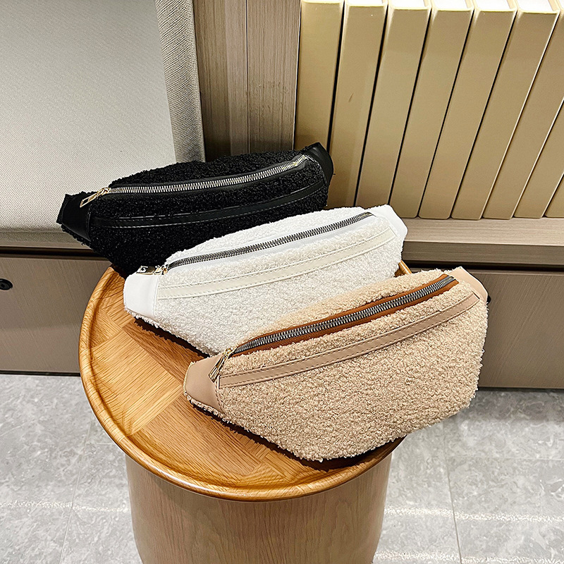 New trendy small crossbody bag for women 2023, Japanese-style plush single-shoulder bag, Korean-style fashionable, casual and versatile underarm bag Application Scenario